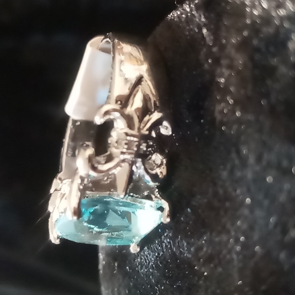 Aqua marine gem stone in 925 silver with Fleur De Lis accents on each side. - Picture 3 of 5